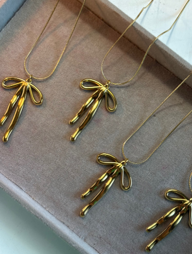 Elegant Bow Pendant Necklace – Minimal Gold Finish (125418)