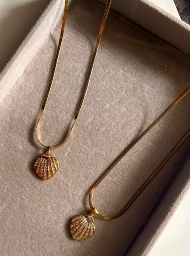 Golden Leaf Pendant Necklace – Subtle Sparkle, Everyday  (125421)