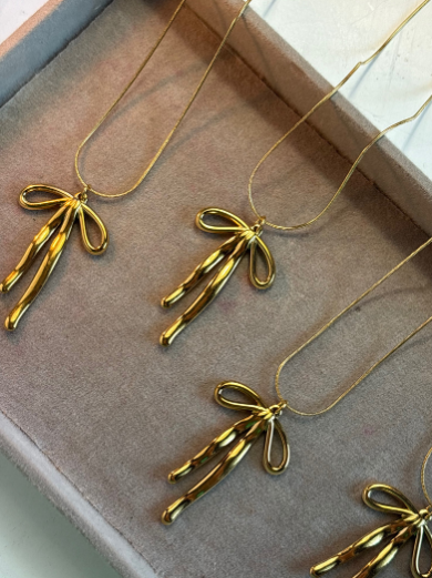 Elegant Bow Pendant Necklace – Minimal Gold Finish (125418)