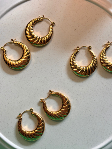 Twisted Gold Hoop Earrings – Bold Shine, Timeless Style (125422)