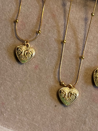 Textured Heart Pendant Necklace – Elegant Gold Finish (125419)