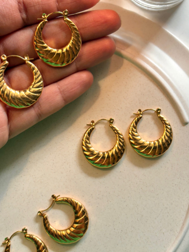 Twisted Gold Hoop Earrings – Bold Shine, Timeless Style (125422)