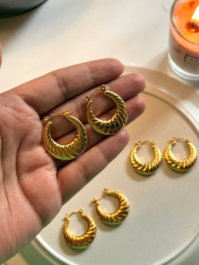 Twisted Gold Hoop Earrings – Bold Shine, Timeless Style (125422)