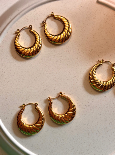 Twisted Gold Hoop Earrings – Bold Shine, Timeless Style (125422)